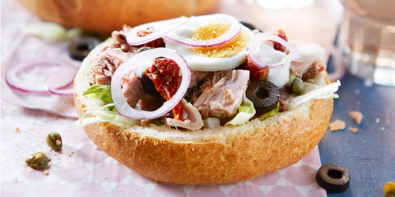 Salade Niçoise in een broodbol