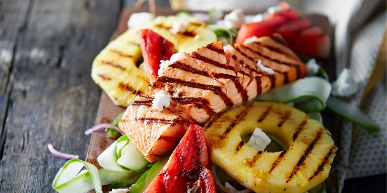 Watermeloen met ananas, zalm en geitenkaas