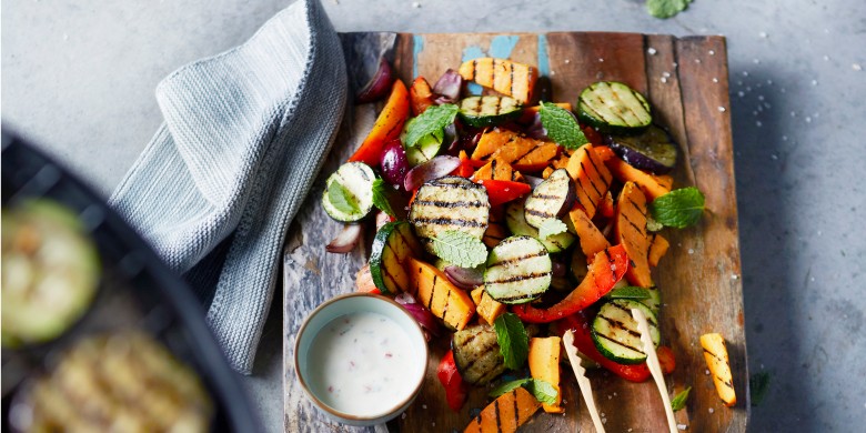 Salade van zoete aardappel met chili-muntdressing en gegrilde groenten