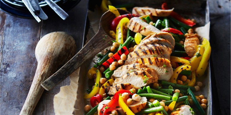 Gegrilde kipsalade met kikkererwten en smokey ketchup