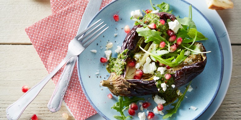 Gepofte aubergines met salsa verde, granaatappel en feta