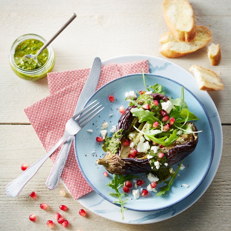 Gepofte aubergines met salsa verde, granaatappel en feta