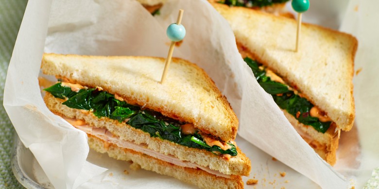 Clubsandwich met gewokte spinazie en kip