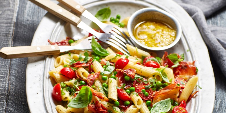 Pastasalade met krokante ham en tomaatjes