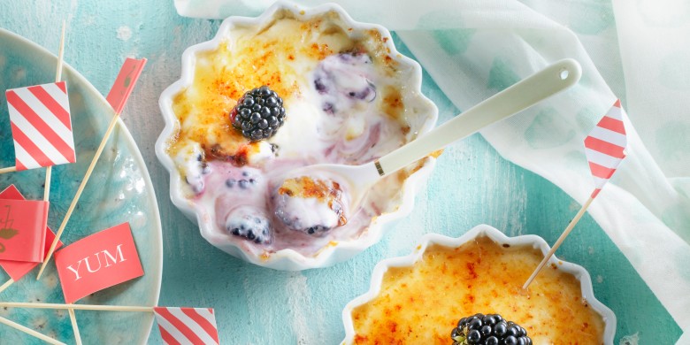 Crème brûlée van yoghurt met bramen