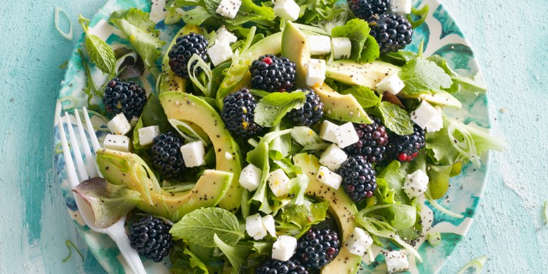 Groene salade met bramen, avocado en rodevruchtendressing