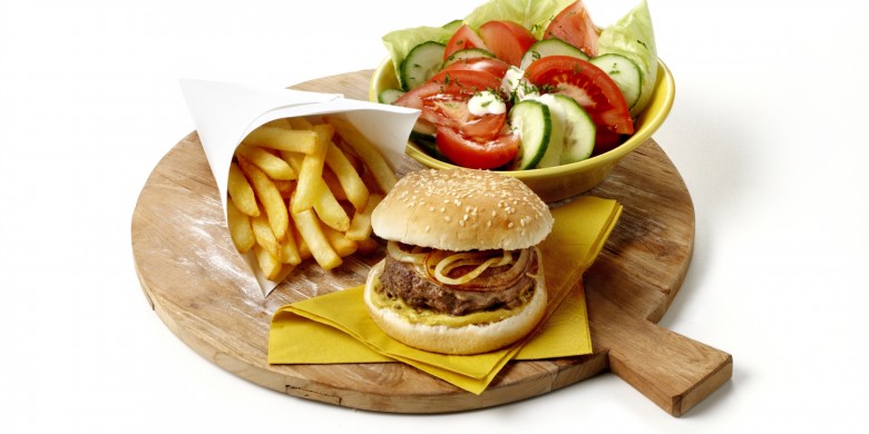Baconburgers met friet en sla