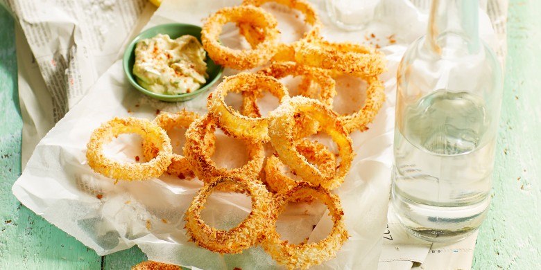 Krokante uienringen met yoghurt-avocadodip