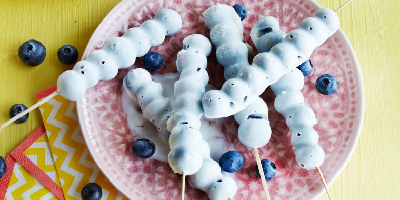Frozen yoghurt-bessenspiesjes