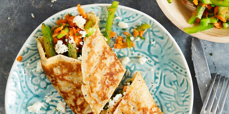 Pannenkoekrol met feta en rauwkost