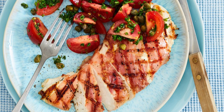 Gegrilde kipschnitzel met parmaham en tomatensalade
