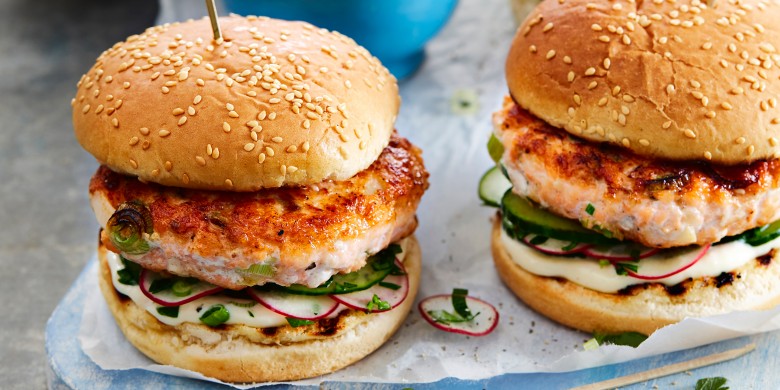 Zalmburger met pittige mayo en komkommersalade