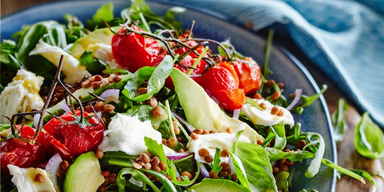 Linzensalade met mozzarella en gepofte tomaatjes