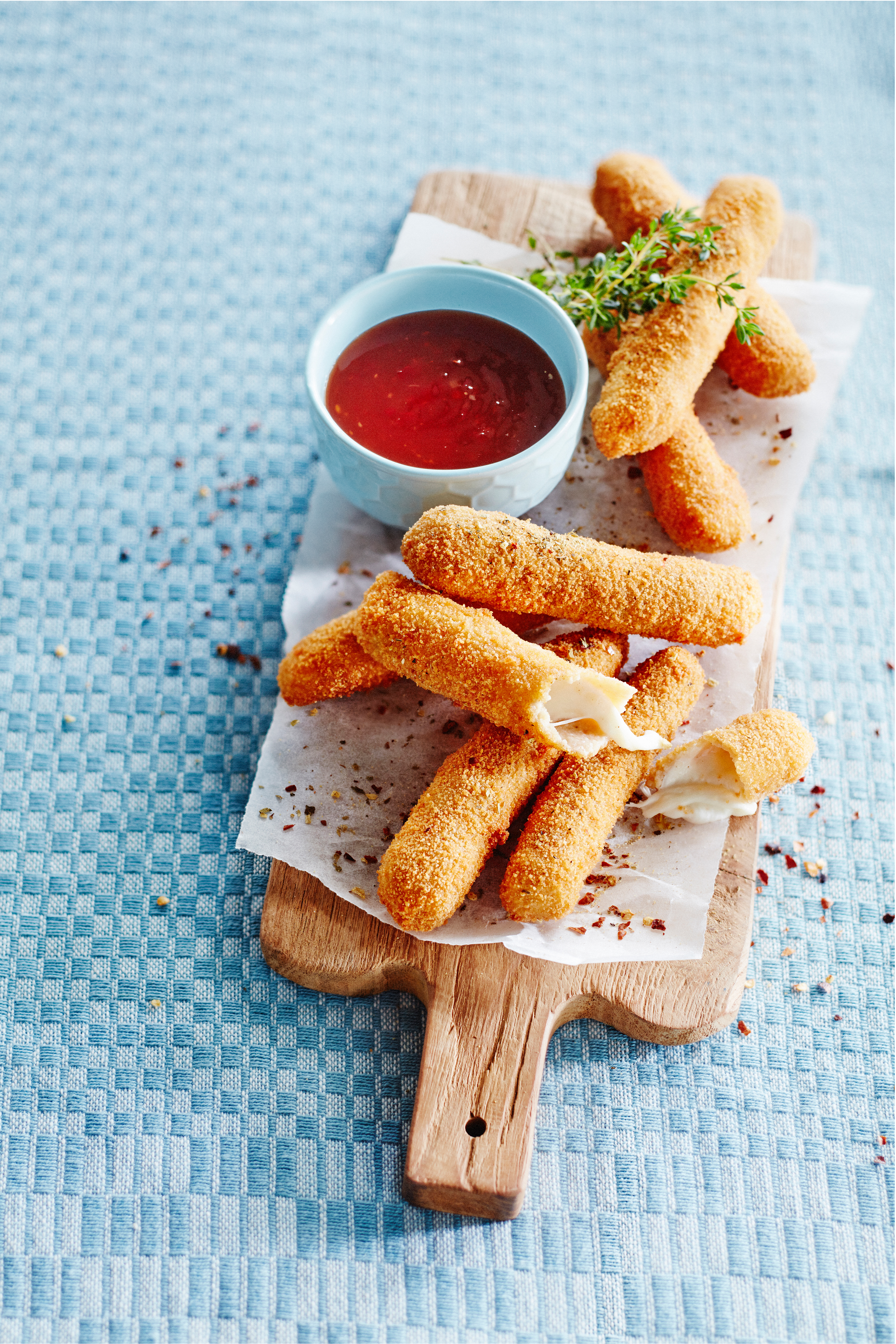 Mozzarellasticks met chilisaus