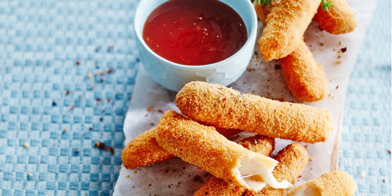 Mozzarellasticks met chilisaus
