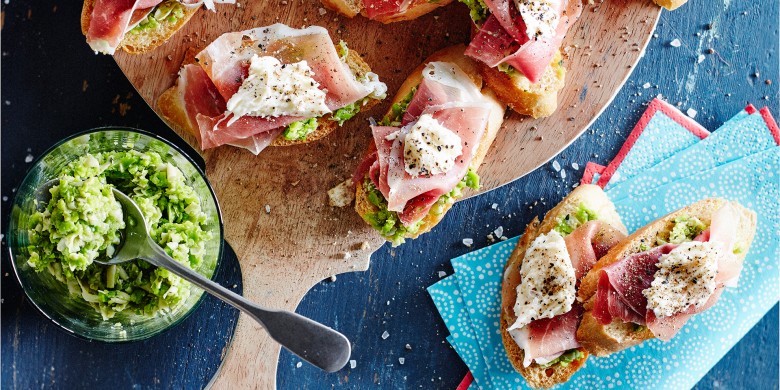 Crostini met mozzarella, tuinbonen en parmaham