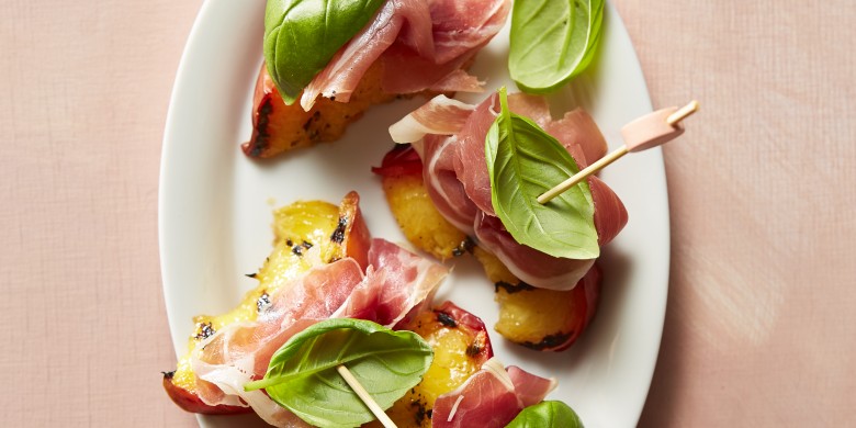 Nectarine met rauwe ham en basilicum