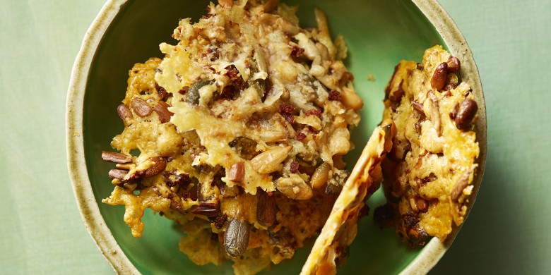 Parmezaankoekjes met pittenmix en chorizo