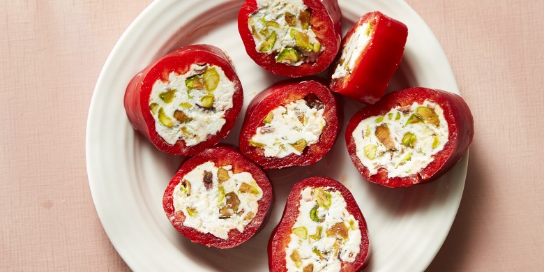 Puntpaprika met geitenkaas en pistache