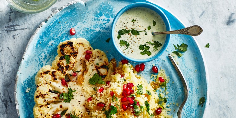 Gegrilde bloemkool met couscous en kruidige yoghurtsaus