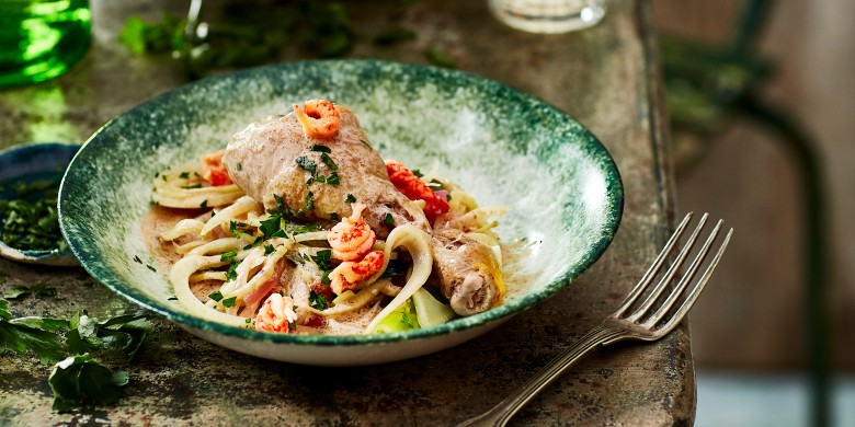 Coq au vin blanc met venkel en rivierkreeftjes