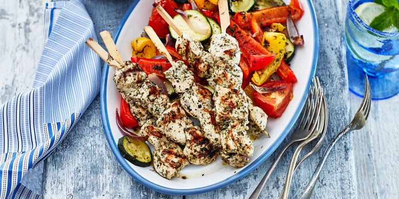 Kip souvlaki met geroosterde groenten