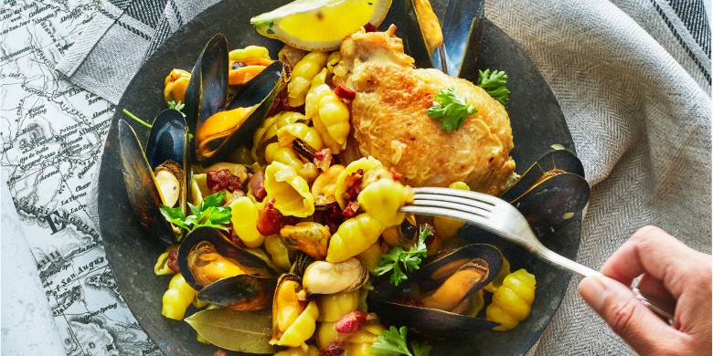 Saffraanpasta met mosselen en kip