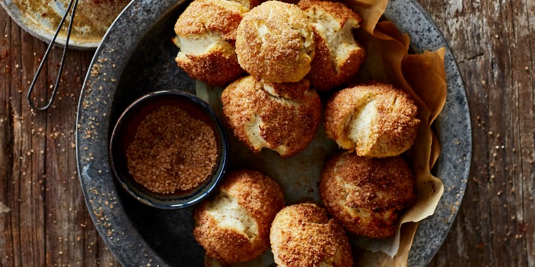 Pretzel-bolletjes met kaneelsuiker