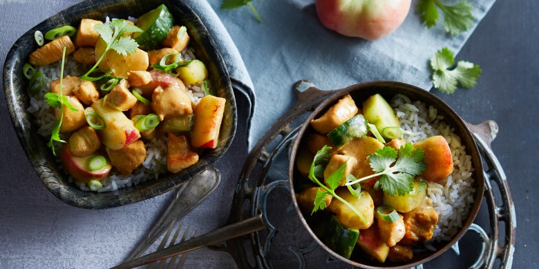 Thaise curry met perzik en komkommer