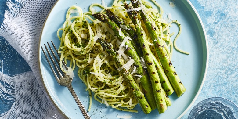 Spaghetti met gegrilde groene asperges en rucolapesto