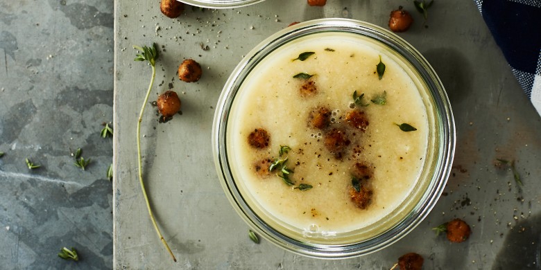 Pastinaak-bloemkoolsoep met kruidige kikkererwten