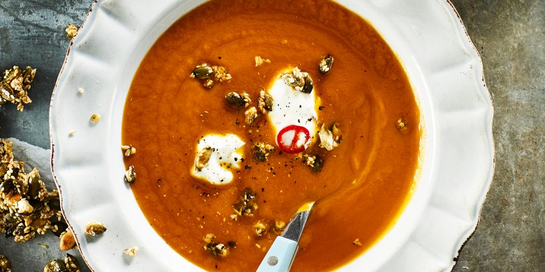 Zoete-aardappelsoep met pompoenpitten en sesam