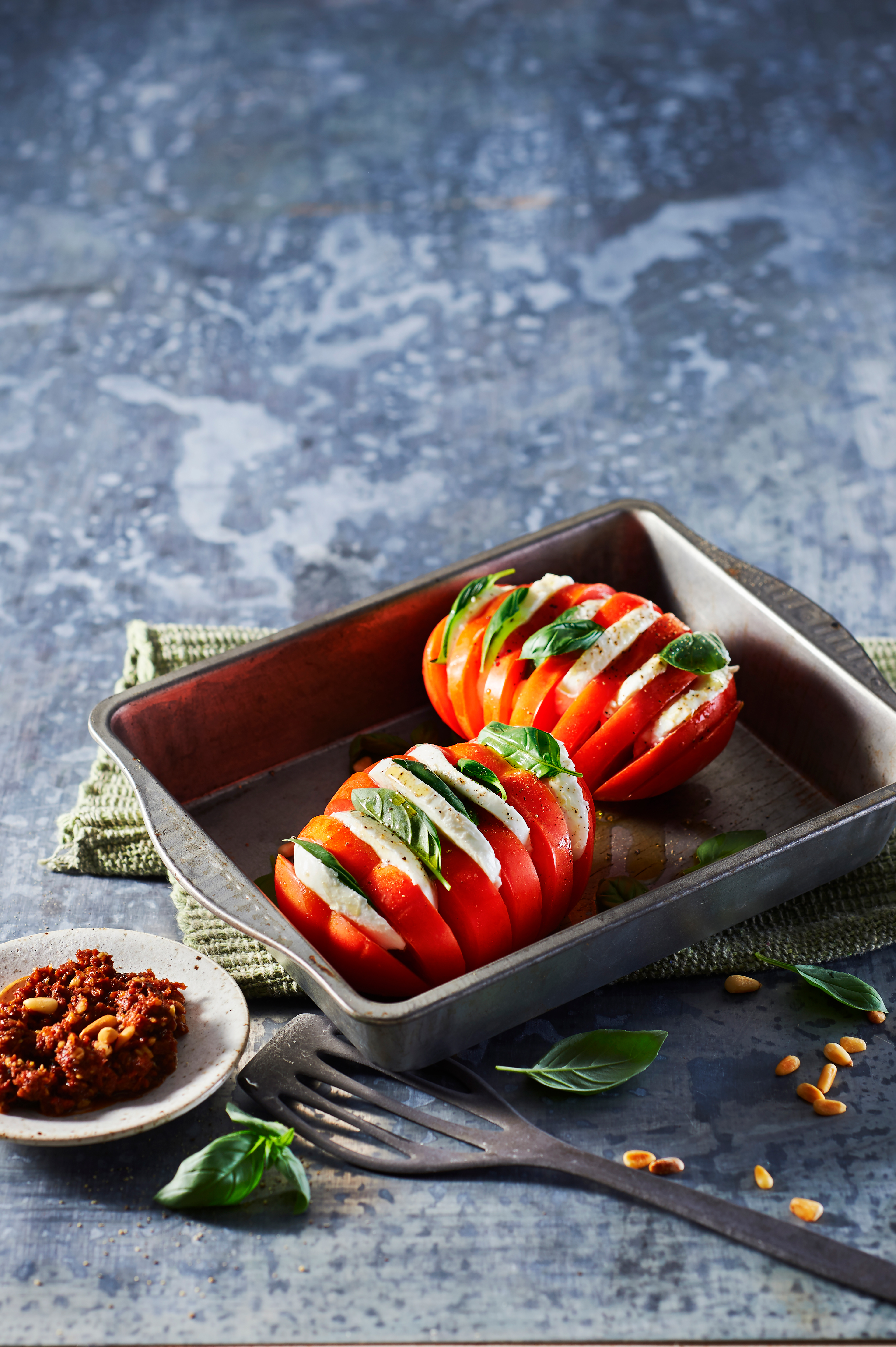 Hasselback-tomaten met tomatenpesto