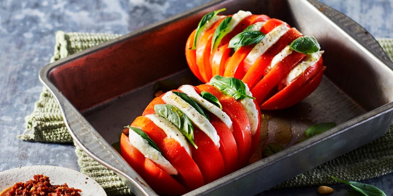 Hasselback-tomaten met tomatenpesto