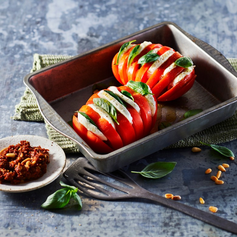 Hasselback-tomaten met tomatenpesto