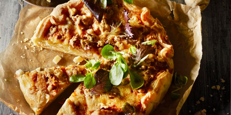 Pastinaaktaart met walnoten en oude kaas