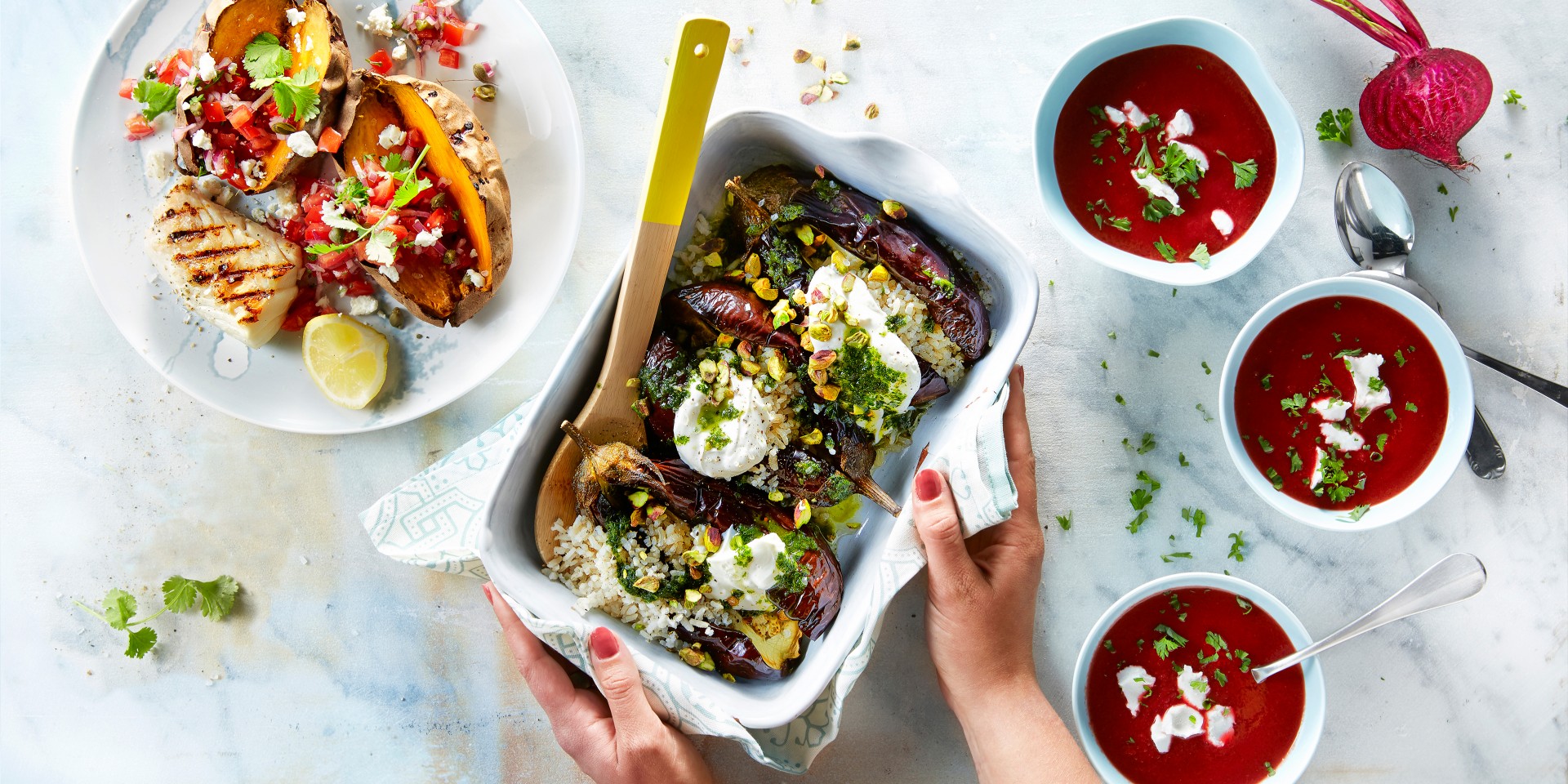 Gepofte aubergine met yoghurt en kruidenolie