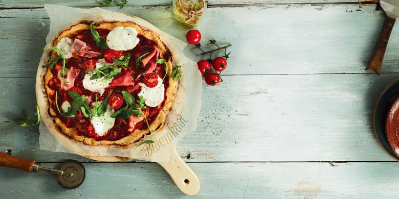 Bloemkoolpizza met mozzarella en rauwe ham