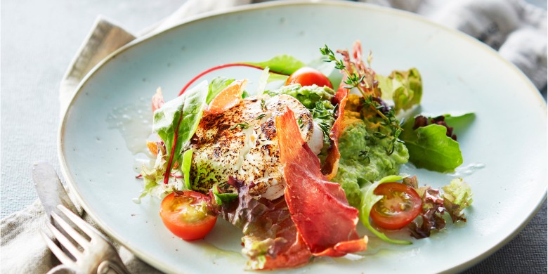 Doperwten-limoen-muntpuree met geitenkaas en rauwe ham