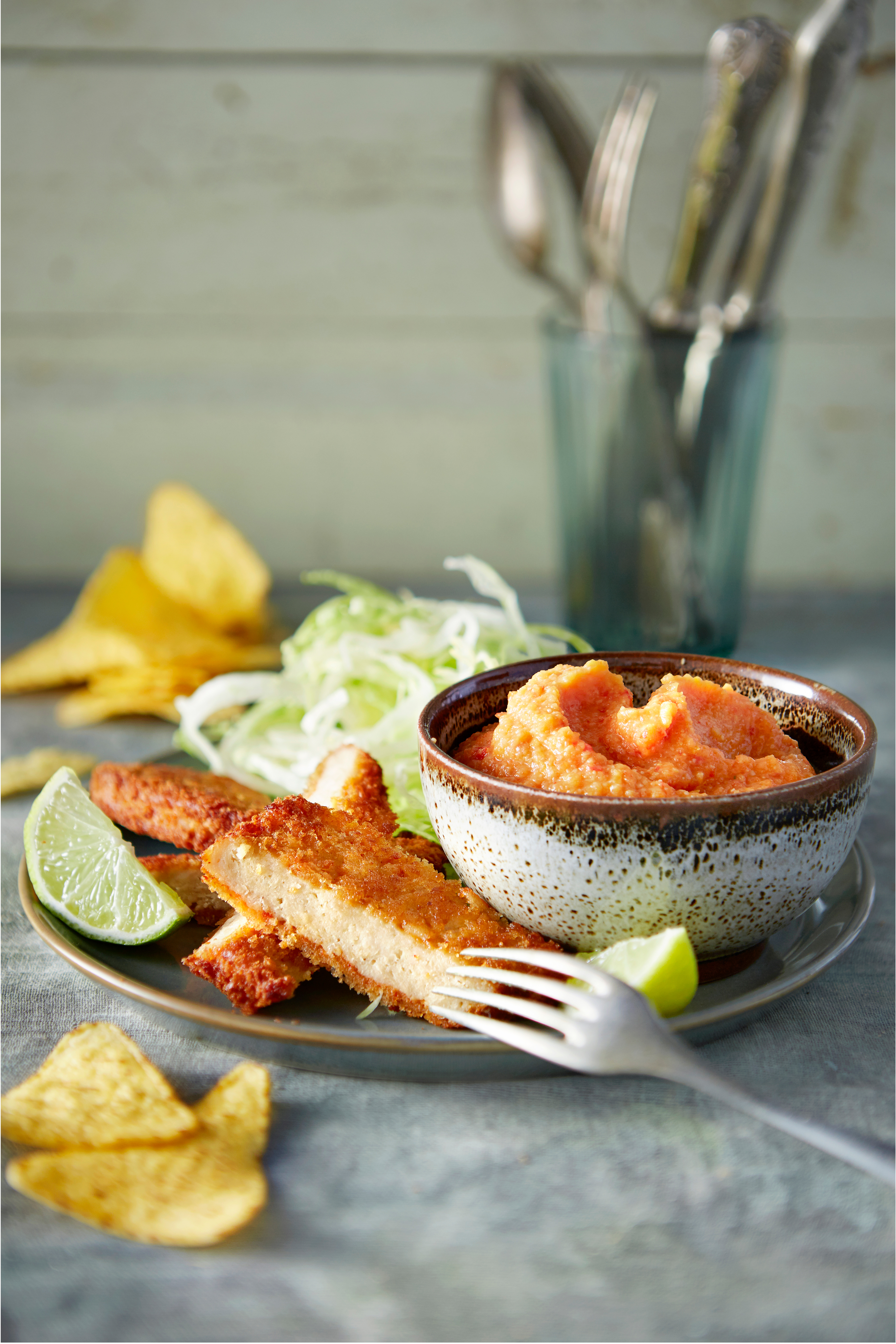 Paprika-sjalot-kikkererwtenpuree met vegaschnitzels en tortillachips