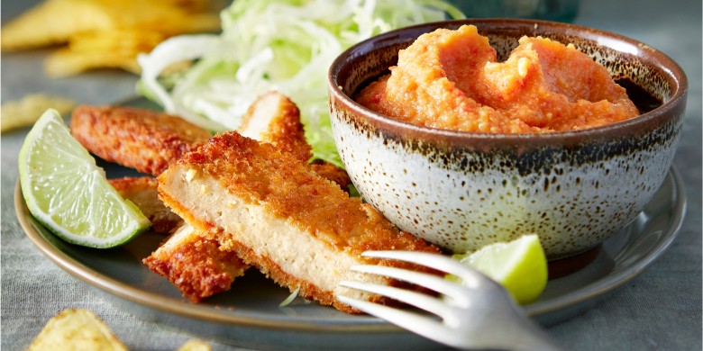 Paprika-sjalot-kikkererwtenpuree met vegaschnitzels en tortillachips