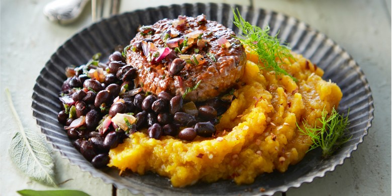 Venkel-prei-pompoenpuree met zwarte bonen en tartaar