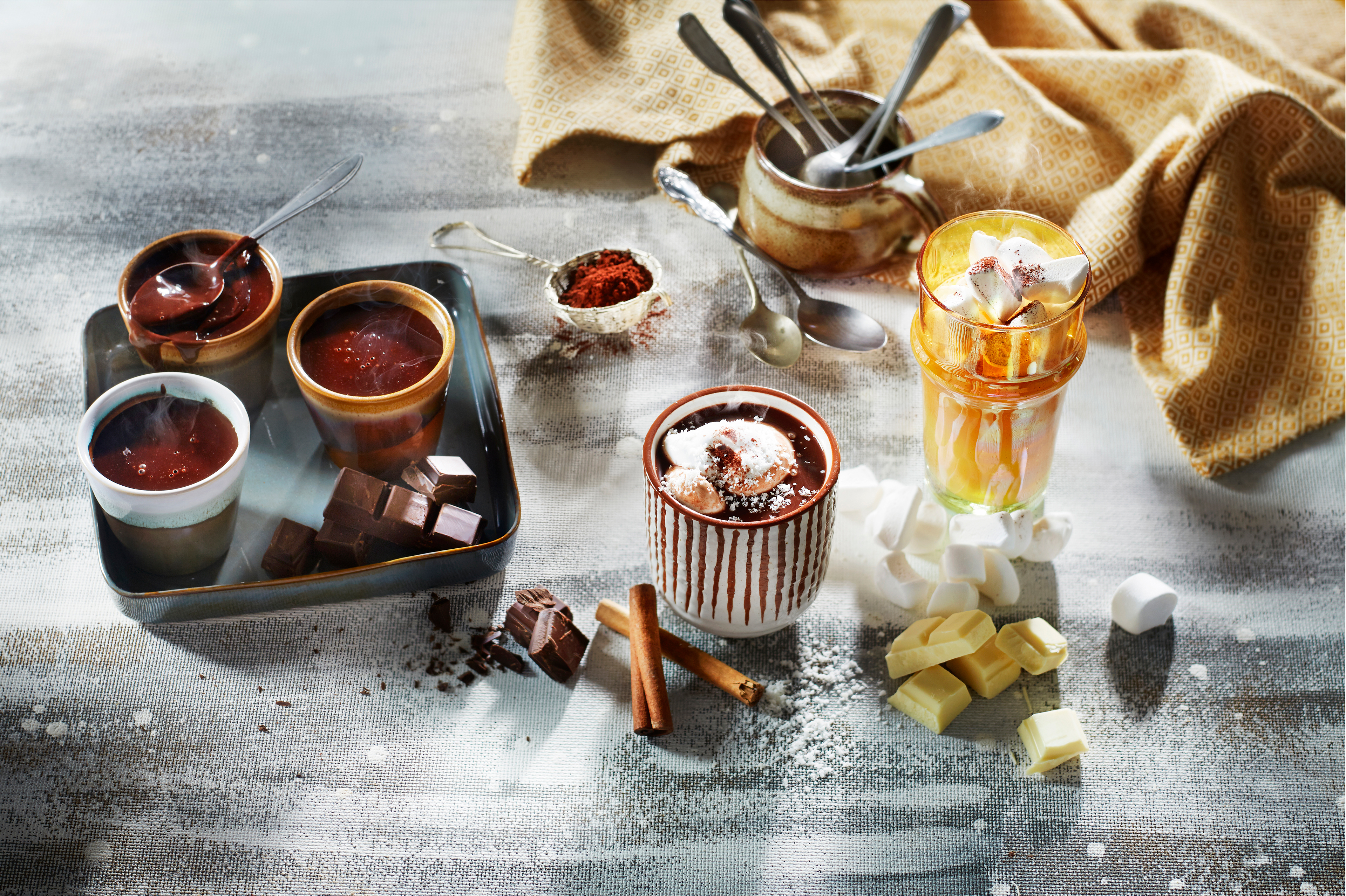 Witte chocolademelk met marshmallows