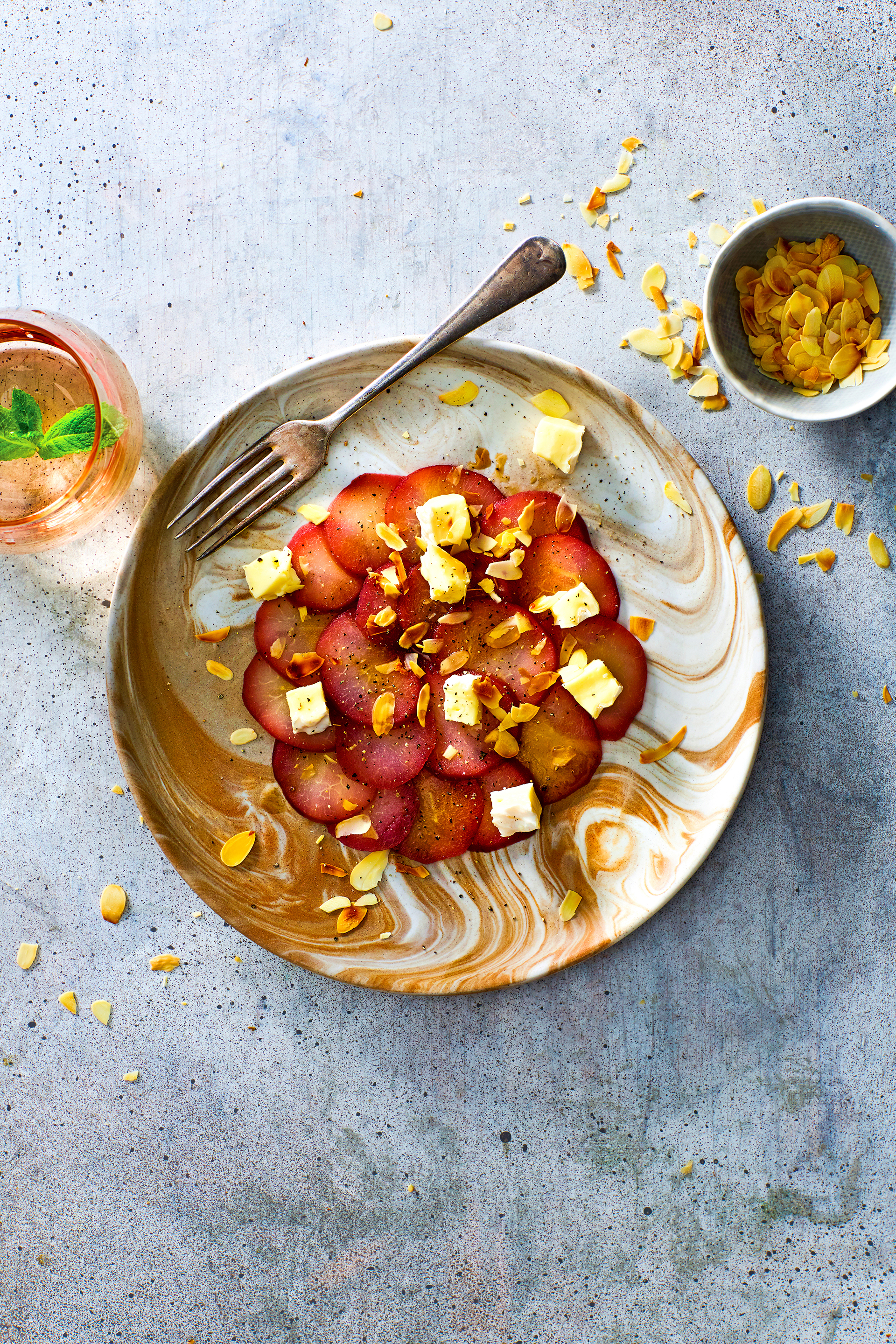 Carpaccio van stoofperen, camembert en amandelen