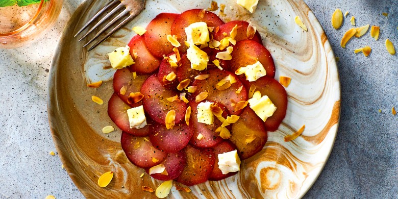 Carpaccio van stoofperen, camembert en amandelen