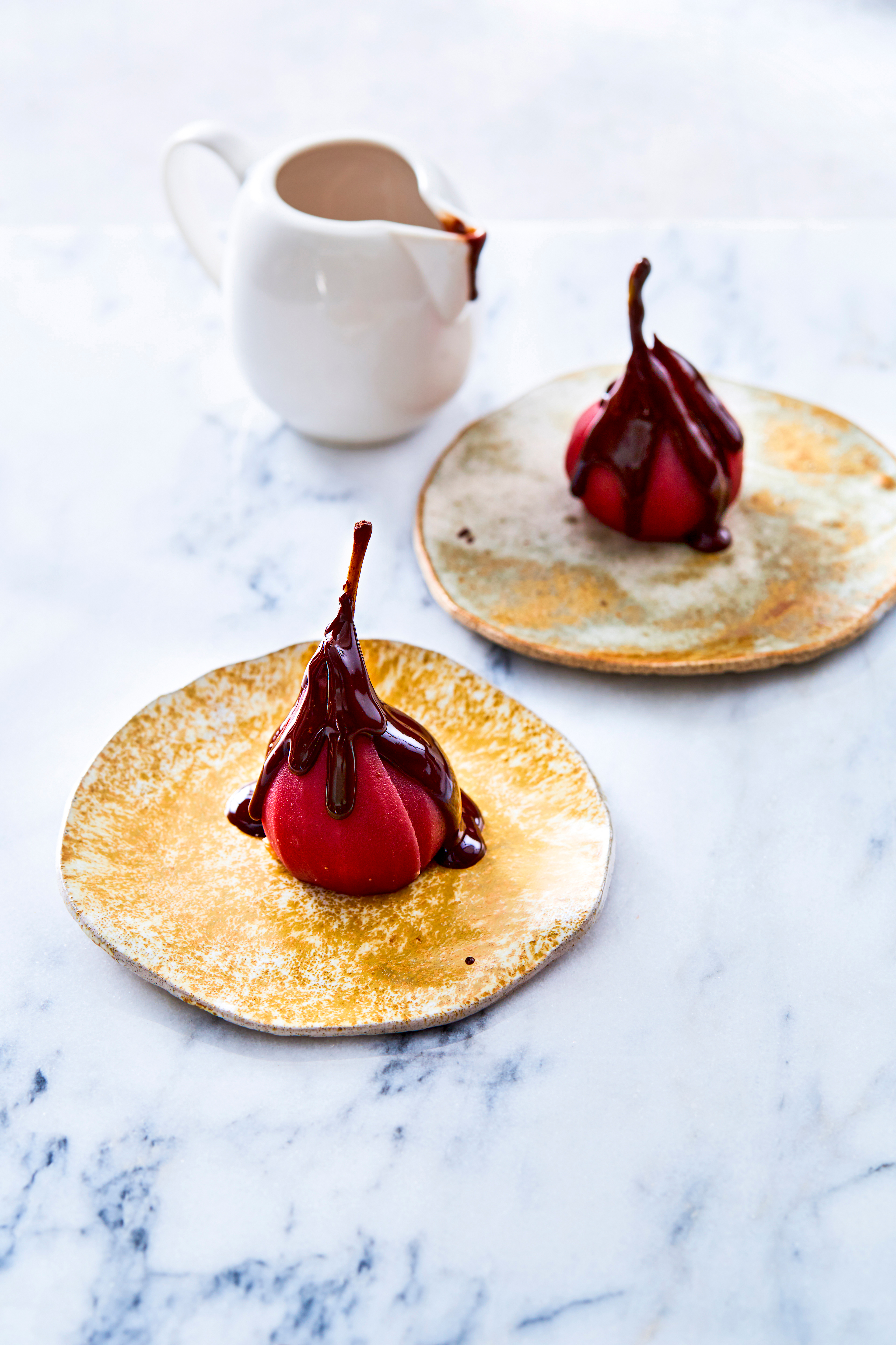 Gevulde stoofperen met amandelspijs en warme chocoladesaus