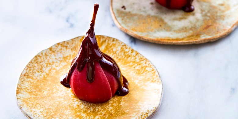 Gevulde stoofperen met amandelspijs en warme chocoladesaus