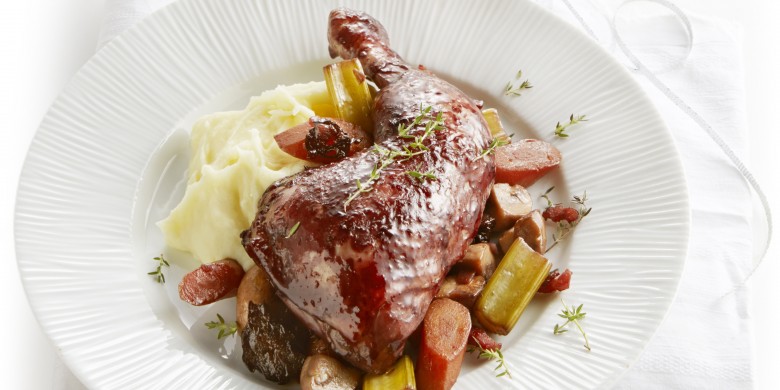 Coq-au-vin met paddenstoelen en pruimen