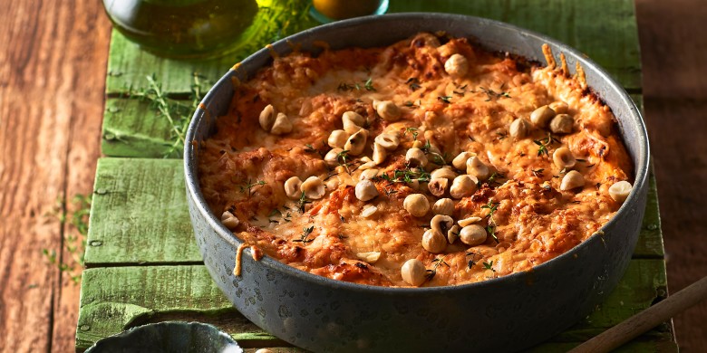 Gegratineerde zoete-aardappelpuree met geitenkaas en hazelnoten