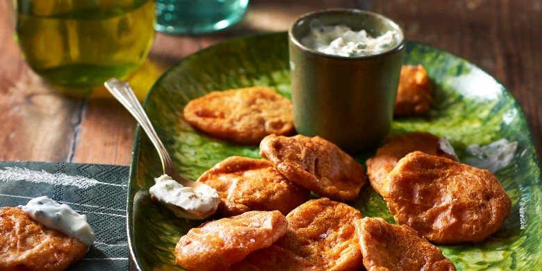 Zoete-aardappelbeignets met kerrie en yoghurtdip